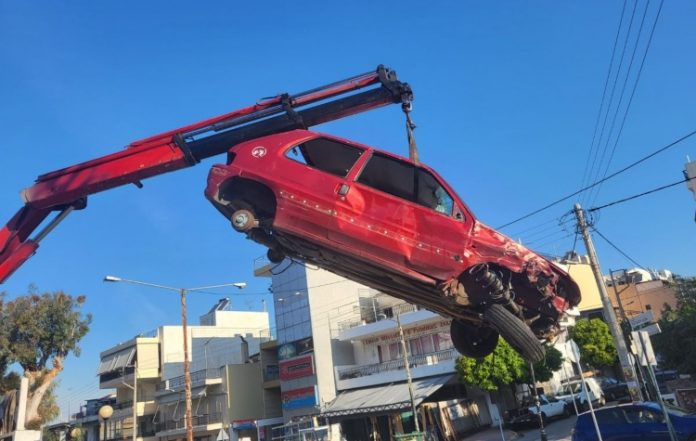 Συνεχίζεται η απομάκρυνση των εγκαταλελειμμένων οχημάτων