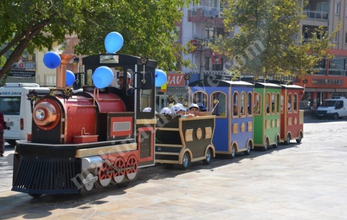 Αποκριάτικο παιδικό πάρτι και τρενάκι στην πλατεία Νέας Σμύρνης