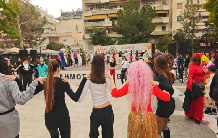 Μικροί και μεγάλοι καρναβαλιστές στην Πλατεία Κύπρου