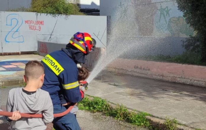 Μάθημα... πυρόσβεσης σε μαθητές από την ΕΟΔΠΗ