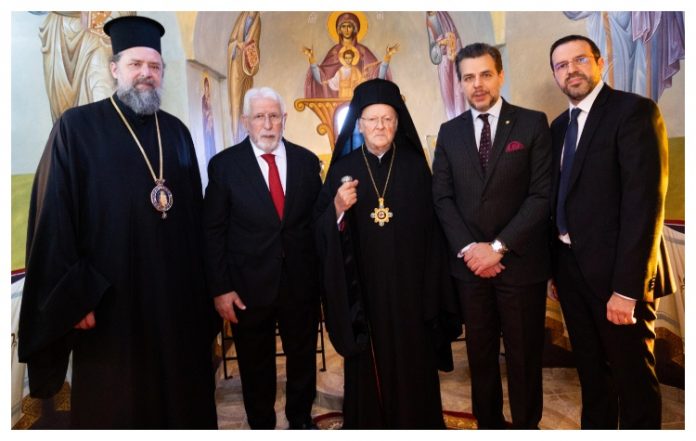 Από αριστερά ο Παναγιώτατος Μητροπολίτης Θεσσαλονίκης κ. Φιλόθεος, ο Επίτιμος Πρόεδρος του Ομίλου Ιατρικού Αθηνών, Δρ. Γεώργιος Β. Αποστολόπουλος, ο Οικουμενικός Πατριάρχης κ.κ. Βαρθολομαίος,