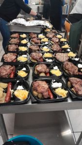 Το Κοινωνικό Συσσίτιο του Δήμου ετοίμασε το γεύμα της Τσικνοπέμπτης