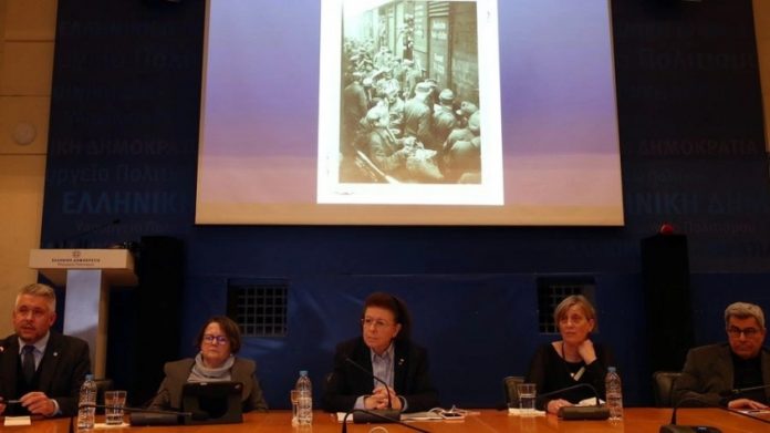 Η υπουργός Πολιτισμού Λίνα Μενδώνη με τους συνεργάτες της, παρουσιάζει μέρος των φωτογραφιών του ναζί αξιωματικού Χόιερ που φωτογράφισε, μεταξύ άλλων, την εκτέλεση των 200 της Καισαριανής, την Πέμπτη 5 Μαρτίου 2026. ΑΠΕ-ΜΠΕ/ΟΡΕΣΤΗΣ ΠΑΝΑΓΙΩΤΟΥ