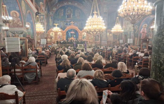 Σε κλιμα κατάνυξης η Κυριακή της Σταυροπροσκυνήσεως στο Π. Φάληρο