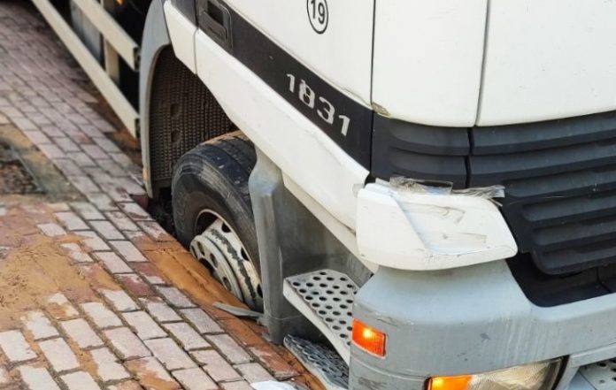 Άγιος Δημήτριος: Νέα διαρροή στο δίκτυο της ΕΥΔΑΠ – Υποχώρησε το οδόστρωμα