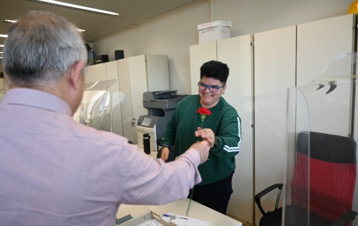 Κόκκινα γαρύφαλλα από τον δήμαρχο Καισαριανής σε εργαζόμενες γυναίκες